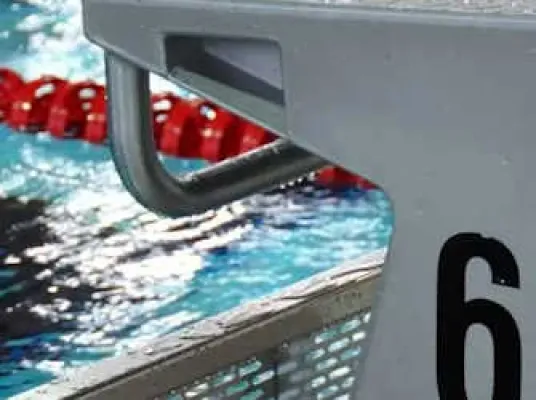 Egal ob Trainingsutensilien, Schwimmbeutel oder Nasenclips - machen Sie Ihr Schwimmerlebnis perfekt.